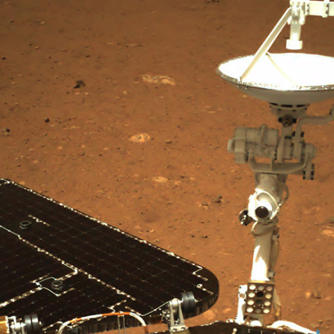 Kάμερα πλοήγησης που είναι τοποθετημένη στο πίσω μέρος του Zhurong rover της Κίνας στην επιφάνεια του Άρη