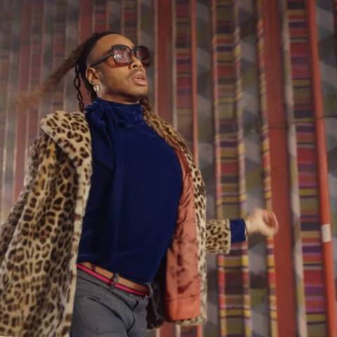 Στιγμιότυπο από το νέο σποτ της Diet Coke υπό τις σκηνοθετικές οδηγίες της Autumn de Wilde