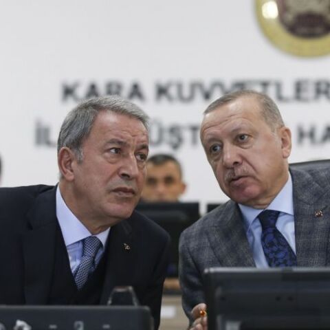 Ο Τούρκος υπουργός Άμυνας, Χουλουσί Ακάρ με τον Ρετζέπ Ταγίπ Ερντογάν