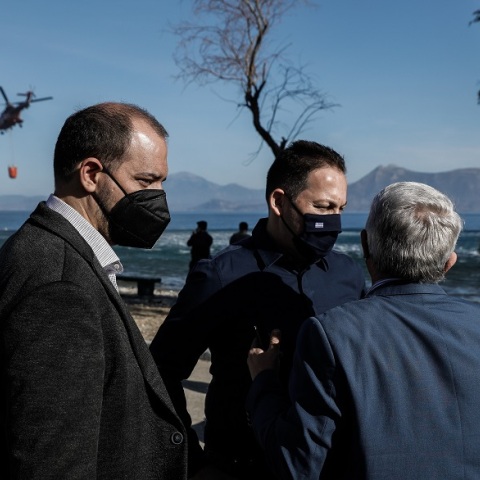 Επίσκεψη κυβερνητικού κλιμακίου στις πληγείσες από την πυρκαγιά περιοχές στο νομό Κορινθίας