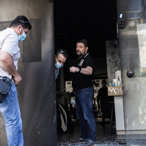 ΕΜΠΡΗΣΤΙΚΗ ΕΠΙΘΕΣΗ ΣΕ ΔΥΟ ΕΠΙΧΕΙΡΗΣΕΙΣ ΤΗΣ ΣΥΖΥΓΟΥ ΤΟΥ Ν. ΧΑΡΔΑΛΙΑ ΣΤΟΝ ΒΥΡΩΝΑ