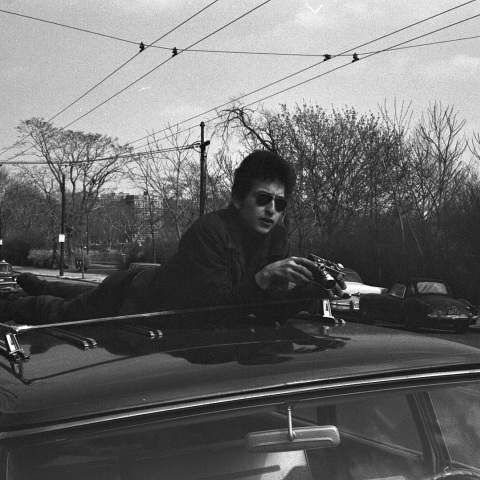 Ο Bob Dylan σε οροφή αυτοκινήτου, Μασαχουσέτη, Απρίλιος 1964