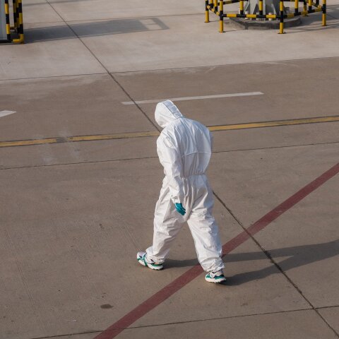 Εργαζόμενος με στολή προστασίας από τον κορωνοϊό