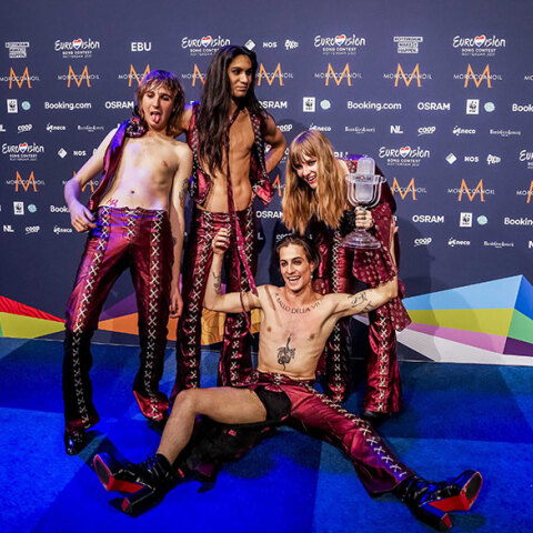 Το συγκρότημα Maneskin, οι μεγάλοι νικητές στη Eurovision 2021 - O frontman Damiano David πεσμένος στο πάτωμα