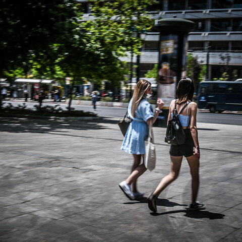 Αθήνα - Σύνταγμα: Κοπέλες με μάσκα για τον κορωνοϊό - Ο ΕΟΔΥ ανακοίνωσε τα νέα κρούσματα στην Αττική την Τρίτη 25 Μαΐου 2021