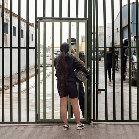  Ισπανία - Μεταναστευτικό: Γυναίκα στη Θέουτα, τον ισπανικό θύλακα στο Μαρόκο, μιλά σε αστυνομικό έξω από αποθήκη η οποία έχει μετατραπεί σε προσωρινό χώρο παραμονής ασυνόδευτων ανηλίκων