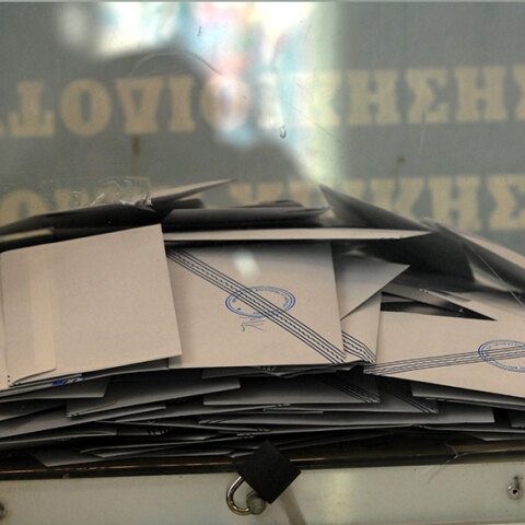 Ψήφοι σε κάλπη (ΦΩΤΟ ΑΡΧΕΙΟΥ) - Οι απόδημοι Έλληνες ζητούν από τα κόμματα να υπερψηφίσουν το νομοσχέδιο του Υπουργείου Εσωτερικών για την άρση των περιορισμών στην ψήφο από τον τόπο κατοικίας στο εξωτερικό