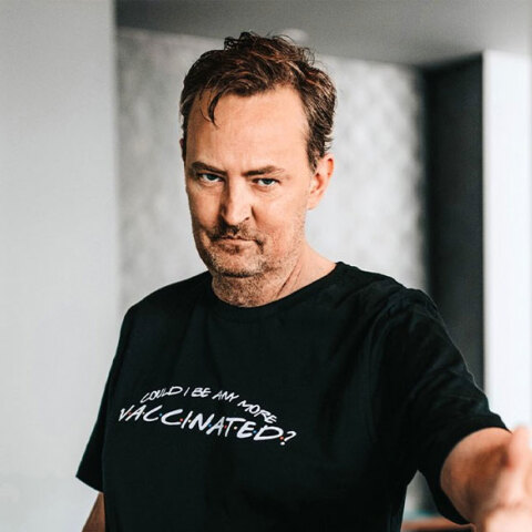 Ο Μάθιου Πέρι (aka Τσάντλερ Μπινγκ από τα «Φιλαράκια») με το μπλουζάκι για τον εμβολιασμό κατά του κορωνοϊού