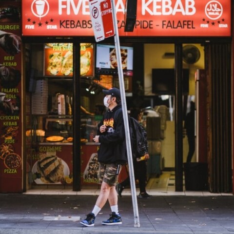 Αυστραλός πολίτης σε δρόμο της Μελβούρνης φορώντας μάσκα