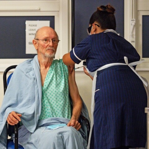 Ο Ουίλιαμ Σέξπηρ, ο πρώτος άντρας στον κόσμο που εμβολιάστηκε για κορονοϊό, απεβίωσε ©EPA-Jacob King / POOL