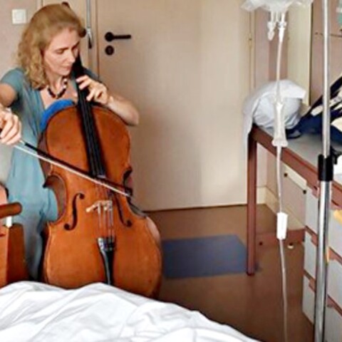 Η Κλερ Οπέρ, η Γαλλίδα τσελίστρια που παίζει μουσική σε ασθενείς