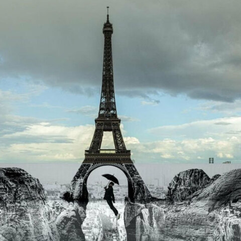 Άνθρωπος με ομπρέλα «πετά» πάνω από χαράδρα στο Παρίσι με φόντο τον Πύργο του Άιφελ