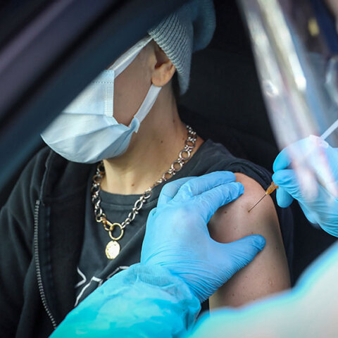 Εμβολιασμός για τον κορωνοϊό στην Πολωνία - Υγειονομικός χορηγεί το εμβόλιο σε πολίτη που βρίσκεται μέσα σε αυτοκίνητο