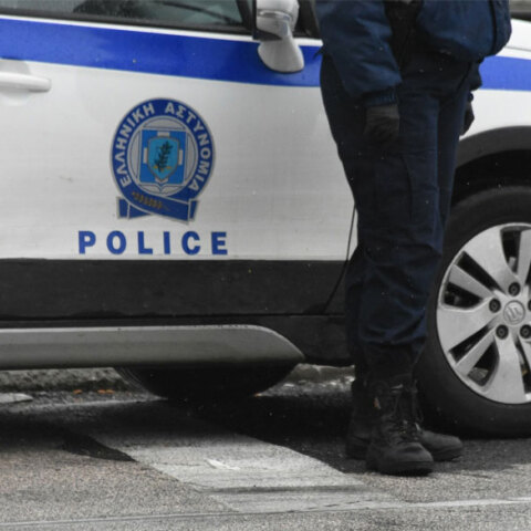 Αστυνομικός της ΕΛ.ΑΣ έξω από περιπολικό - Εξαρθρώθηκε συμμορία που δρούσε στα νότια προάστια