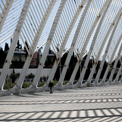 Άνδρας περπατά στο ΟΑΚΑ (ΦΩΤΟ ΑΡΧΕΙΟΥ) - Ο ΕΟΔΥ ανακοίνωσε τα νέα κρούσματα κορωνοϊού στην Αττική σήμερα Τετάρτη (26/5)