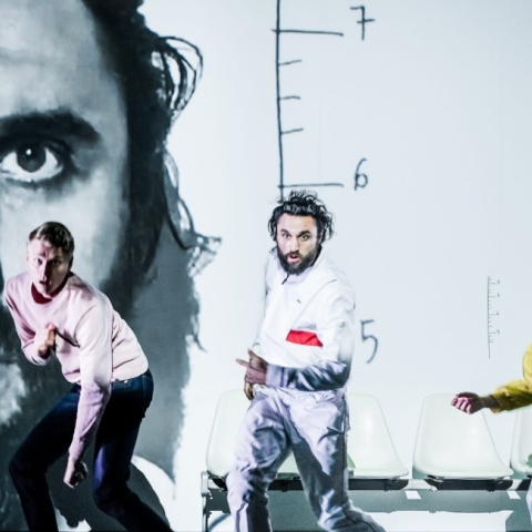 Από την παράσταση "Ιστορία της βίας" της Schaubühne σε σκηνοθεσία Thomas Ostermeier, στο Φεστιβάλ Αθηνών