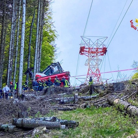 Σωστικά συνεργεία στο σημείο όπου έπεσε το τελεφερίκ στη λίμνη Ματζιόρε της Ιταλίας