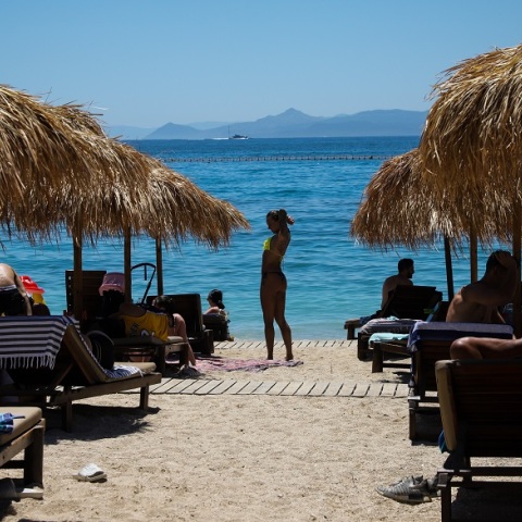 Υψηλές θερμοκρασίες και πολίτες για μπάνιο στη θάλασσα