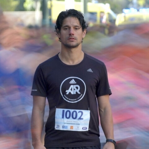 Ο Πάνος Βλάχος σκηνοθετεί το ντοκιμαντέρ «7 Λεπτά Ψυχής» και δίνει απαντήσεις για τον Σπύρο Λούη και το πώς κέρδισε τον Μαραθώνιο στους πρώτους σύγχρονους Ολυμπιακούς Αγώνες στην Αθήνα, το 1896