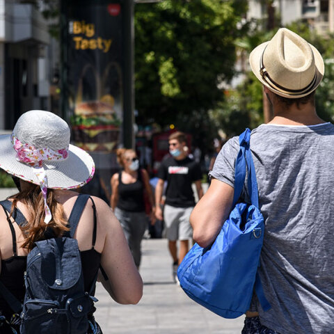 Πολίτες περπατούν στην πλατεία Συντάγματος - Ο ΕΟΔΥ ανακοίνωσε την Πέμπτη (27/5) τα νέα κρούσματα κορωνοϊού στην Αττική