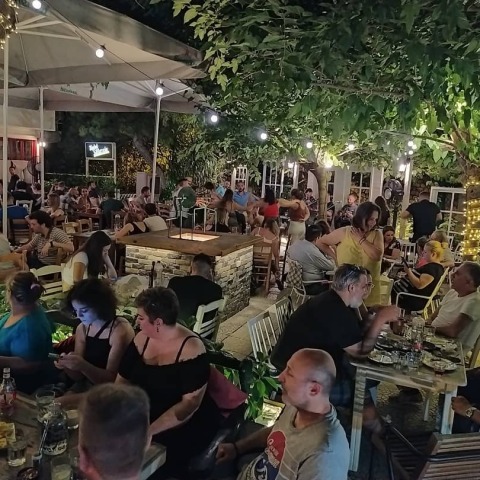 Ρεμβάζοντας στην αυλή της Παλιάς Πλατείας 