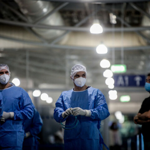 Υγειονομικός με μάσκα και προστατευτική στολή για κορωνοϊό - Από την έναρξη της πανδημίας τα συνολικά κρούσματα στην Ελλάδα ξεπέρασαν τις 400.000