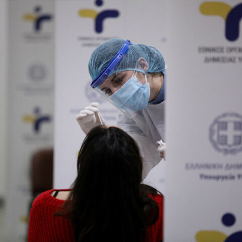 Αττική: Υγειονομικός με μάσκα για τον κορωνοϊο πραγματοποιεί δωρεάν rapid test