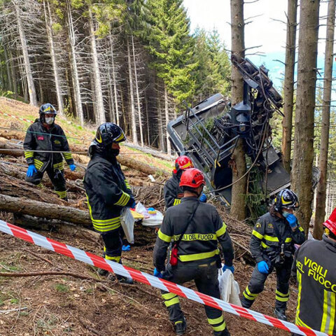 Τραγωδία με τελεφερίκ στην Ιταλία - Διασώστες στα συντρίμμια της καμπίνας
