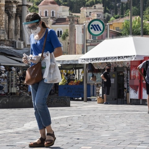 Πολίτες με μάσκα στο κέντρο της Αθήνας - Ζέστη 