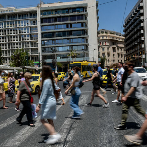 Σύνταγμα: Πολίτες με μάσκα για κορωνοϊό διασχίζουν διάβαση - Ο ΕΟΔΥ ανακοίνωσε τα νέα κρούσματα