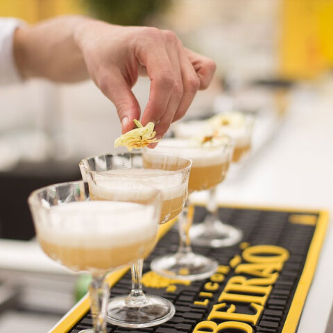 Μπάρμαν ετοιμάζει ποτά - Στην Ολλανδία ανοίγει η εστίαση και σε εσωτερικούς χώρους