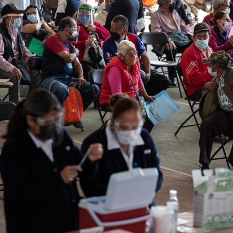 Μαζικός εμβολιασμός ηλικιωμένων κατά της Covid-19 στο Tenancingo de Degollado, στο Μεξικό