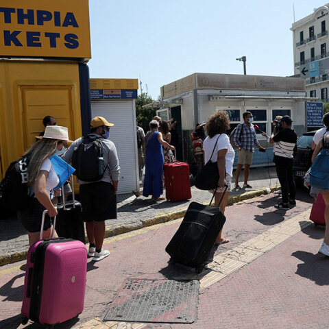 Ταξιδιώτες στον Πειραιά - Παρουσιάστηκε το ευρωπαϊκό ψηφιακό πιστοποιητικό εμβολιασμού