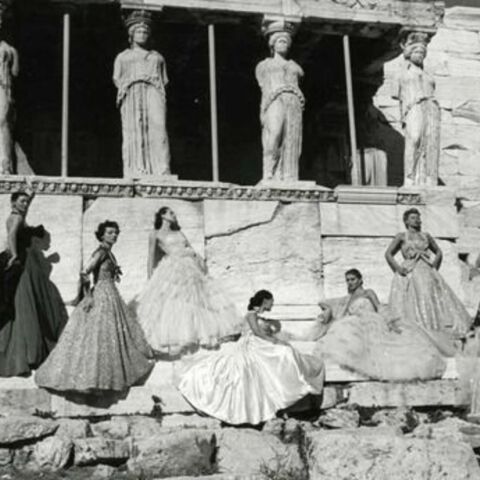 O φωτογράφος Jean-Pierre Pedrazzini απαθανατίζει για το Paris Match τις «Καρυάτιδες» του Christian Dior, 1951 