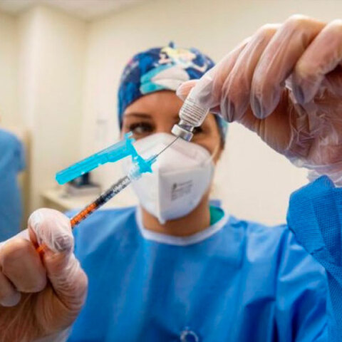 Υγειονομικός ετοιμάζει εμβόλιο για τον κορωνοϊό