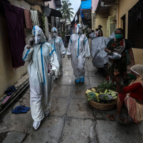 Ινδία: Υγειονομικοί με προστατευτική στολή για τον κορωνοϊό σε παραγκούπολη