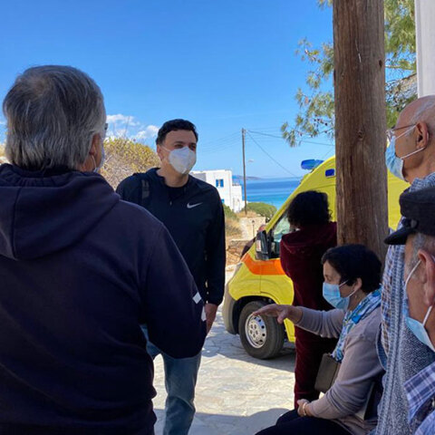 Ο Βασίλης Κικίλιας στην πρόσφατη επίσκεψη του σε εμβολιαστικό κέντρο στις Κυκλάδες