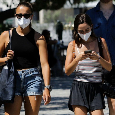 Κοπέλες με μάσκα για τον κορωνοϊό στο κέντρο της Αθήνας