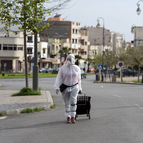 Μαρόκο: Εθελόντρια με προστατευτική στολή για τον κορωνοϊό μεταφέρει είδη πρώτης ανάγκης σε ευπαθείς ομάδες στην πρωτεύουσα Ραμπάτ