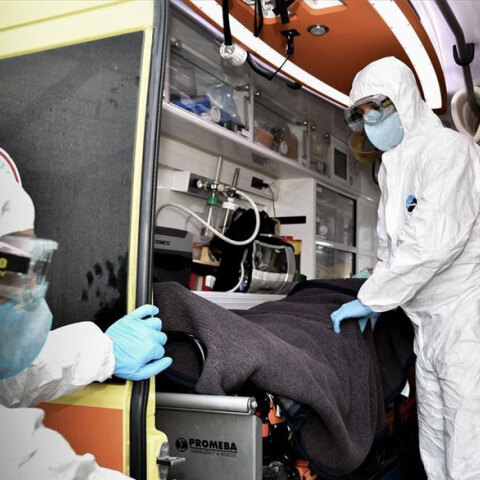 Πλήρωμα σε ασθενοφόρο του ΕΚΑΒ με προστατευτική στολή για τον κορωνοϊό - Οι νεκροί στην Ελλάδα από τις επιπλοκές της Covid-19 ξεπέρασαν τις 12.000 το Σάββατο 29 Μαΐου 2021