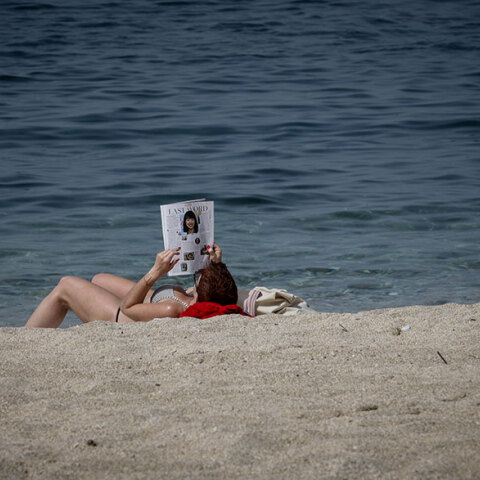 Λουόμενη σε παραλία στην Αττική διαβάζει περιοδικό (ΦΩΤΟ ΑΡΧΕΙΟΥ) - Ο ζεστός καιρός σήμερα Σάββατο (29/5) έκανε αρκετούς να πάνε για μπάνιο στη θάλασσα