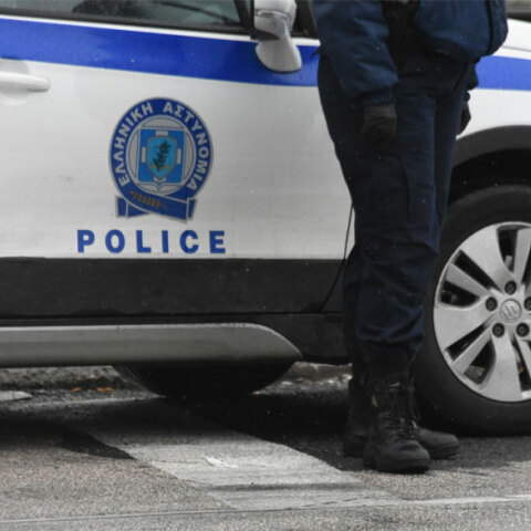 Αστυνομικός της ΕΛ.ΑΣ έξω από περιπολικό - Πρόστιμα στην εστίαση κόπηκαν στη Θεσσαλονίκη