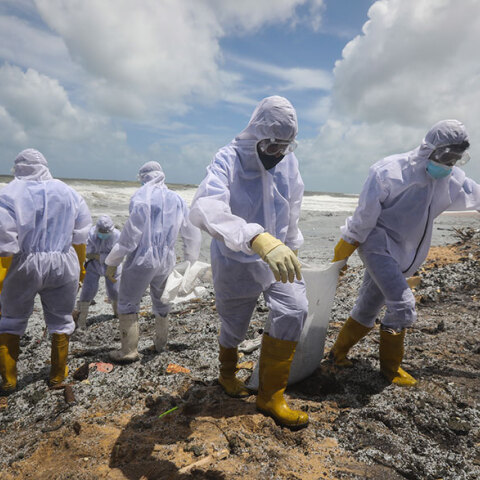 Σρι Λάνκα: Μάχη με τον χρόνο για να καθαρίσουν οι παραλίες από τόνους πλαστικού που έφθασαν στις ακτές μετά τη φωτιά σε πλοίο μεταφοράς κοντέινερ