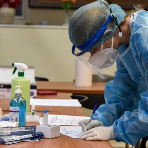 Υγειονομικός με μάσκα και προστατευτική στολή για τον κορωνοϊό