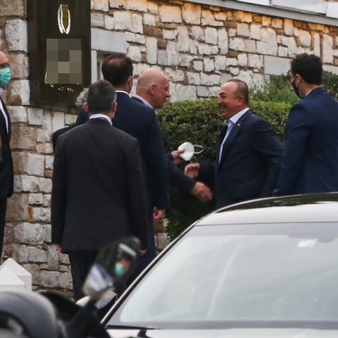 Στιγμιότυπο από το ανεπίσημο δείπνο Δένδια - Τσαβούσογλου