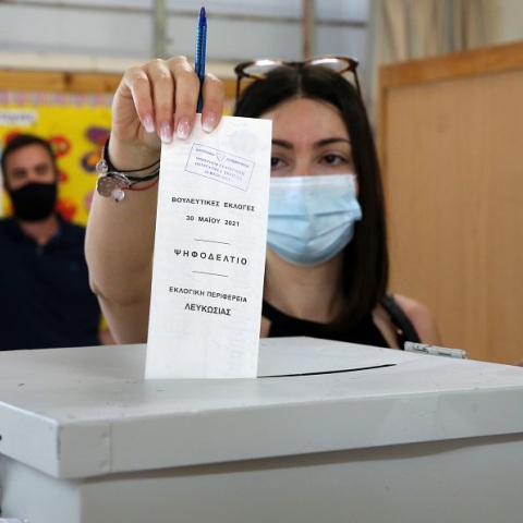 Εκλογές στην Κύπρο: Στιγμιότυπο από την κάλπη - Με μάσκες οι ψηφοφόροι