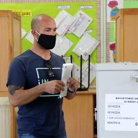 Εκλογές στην Κύπρο: Στιγμιότυπο από την κάλπη - Με μάσκες οι ψηφοφόροι 