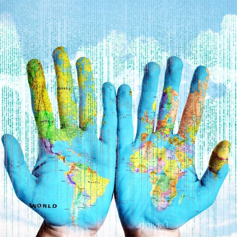 Χέρια στα οποία απεικονίζεται ο χάρτης της γης