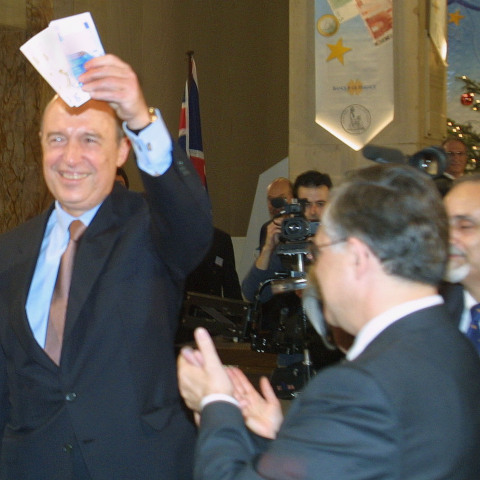 Ο Κώστας Σημίτης την περίοδο της πρωθυπουργίας του σε εκδήλωση για την υποδοχή του ευρώ