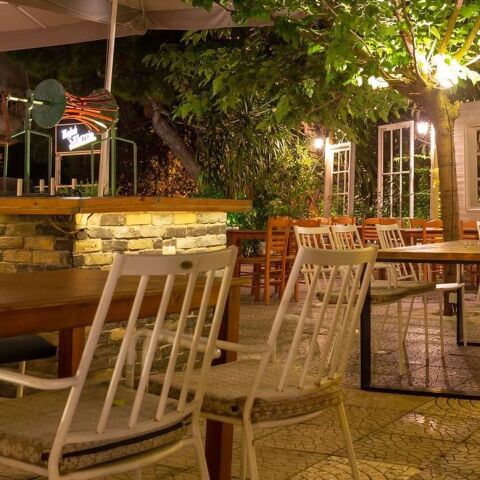 Παλιά Πλατεία: Το Πατησιώτικο μεζεδοπωλείο με τη δροσερή αυλή και τη μεγάλη ιστορία